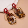 Dettaglio di orecchini leopardati in acrilico con maglia rossa e perno in argento - Perno in Argento - Caffè (Stampa Leopardata)