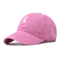 Dettaglio del cappellino rosa in cotone lavato con ricamo coniglietto bianco e visiera - Regolabile / Coniglietto Rosa