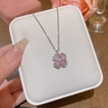 Collier trèfle argenté avec cœurs en cristal rose et zircons blancs dans son coffret cadeau - Acier Titane X225 - Maintien De La Couleur