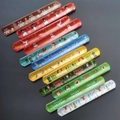 Set mit 10 bunten Weihnachts-Schnapparmbändern mit festlichen Mustern und Schriftzügen - Weihnachtsstil