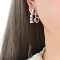 Silver-finish C-shape spiral earrings with pearls and zircon insets on model - White Pearl Clear Rhinestone (F923) / Silver Color (F923)