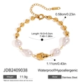 Makro-Detail von wasserfestem Edelstahlarmband in Gold mit Barockperlen und runden Perlen - Barock Unregelmäßige Perle Goldperle Stil(JDB2409038)