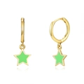 Dettaglio di orecchini a stella dorati con ciondoli a stella in smalto verde su fondo bianco - Ciondolo a Stella / Verde Frutta/Oro
