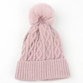 Detalle de gorro de punto rosa con pompón de pelo y textura de punto de trenza - Talla Única (Elástico) / Rosa