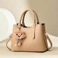 Sac fourre-tout beige en cuir grainé avec un adorable pendentif en peluche nuage marron - Khaki