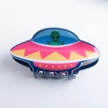 Detailansicht einer bunten UFO-Haarklammer mit einem süßen Alien-Motiv für Haare - Rosa und Gelb UFO