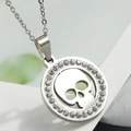 Collana in acciaio inox argento con pendente a teschio e cerchio di cristalli bianchi - Teschio Cavo Argento