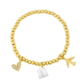 Goldenes Perlenarmband mit Herz, Kaffeetasse und Flugzeug-Anhängern auf weißem Grund - Weiß