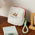 Détail de la broderie chiot sur trousse de maquillage matelassée blanche avec zip rouge - Chien avec Casque