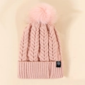 Detalle de gorro de punto rosa con etiqueta de copo de nieve y pompón de pelo suave - Rosa