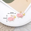 Details von zwei rosa Emaille-Schaf-Anhängern mit Goldrand und Maßen 25mm x 22mm - Rosa Schäfchen