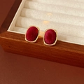 Dettaglio di orecchini ovali in velluto rosso con bordo dorato in portagioie di legno - Design Ovale / Rosso