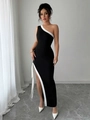 Elegante bandagejurk met één schouder en split in zwart-wit contrast voor vrouwen - S / Zwart