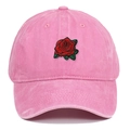 Primer plano del bordado de rosa roja en una gorra de béisbol de algodón rosa lavado - Rosa