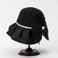 Dettaglio cappello da sole nero con grande fiocco e rifiniture bianche eleganti - M (56-58cm) / Nero