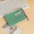 Dettaglio mini pochette intrecciata verde con strisce colorate e logo JIMEIZI - verde chiaro