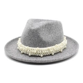 Primer plano de perlas blancas en sombrero fedora de lana gris con ala ancha - M (56-58cm) / Gris Jaspeado Claro