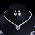 Parure collier et boucles d'oreilles dorés avec zircons sur buste de bijoux en velours - Or