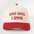 Détail de la broderie rouge JESUS SAVES I SPEND sur casquette bicolore en coton - Réglable / Beige et Rouge