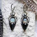 Gotische Ohrhänger mit Mondstein und schwarzem Obsidian in Rotguss-Geometrierahmen - Gunmetal