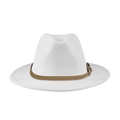 Détail d'un chapeau fedora en feutre blanc avec ruban en cuir marron et boucle dorée - Adulte 58cm Taille Unique / Blanc