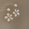 Primer plano detallado de pendientes de flores tejidas crema con marco dorado calado y botón - Flor Tejida Blanco Crema (Pin de Plata)