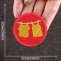 Toppa ricamata rotonda rossa con motivo stendibiancheria, distintivo scout da 5 cm - Bucato Rosso