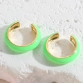 Orecchini a cerchio a C in smalto verde lime vibrante con interno placcato oro lucido - Verde Fluorescente