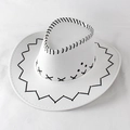 Détail du chapeau de cow-boy blanc montrant des coutures noires sur le large bord - Taille Adulte (Circonférence 58cm) / Blanc