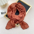 Pañuelo triangular de algodón y lino rojo ladrillo con lunares rojos y borde ondulado - Naranja