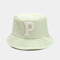 Détail du bob vert menthe avec la lettre P texturée en tissu éponge blanc brodée sur l'avant - M (56-58cm) / Vert Fluorescent
