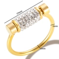 Detalle de anillo dorado con barra giratoria de 19mm y cristales blancos brillantes - US 11 / Dorado