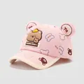 Dettaglio cappellino bimbo in velluto rosa con orecchie da orsetto 3D e toppa in tessuto - 50cm (1-3 anni) / Rosa