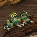 Prachtige uilenfamilie broche met groene kristallen en strassteentjes op gouden tak - Drie uilen / Groen