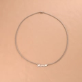 Silberne Mama-Halskette aus Edelstahl mit Herzanhänger auf rosa Hintergrund - Silber