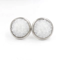 Vue détaillée des boucles d'oreilles druzy 12mm avec des textures de cristaux blancs - Cristal Blanc (13)