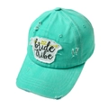 Detail der mintgrünen Vintage-Baseballkappe mit Bride Tribe Stickerei-Aufnäher - Obstgrün