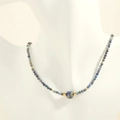 Detail der unregelmäßigen blauen Sodalith-Perlenkette mit goldenen Akzenten auf Büste - Sodalith Stil Halskette (SET0340)