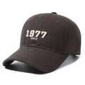 Cappellino da baseball classico marrone scuro con ricamo vintage 1977 bianco - Regolabile / Grigio