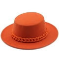 Sombrero fedora naranja de copa plana con detalle de cadena gruesa sobre fondo blanco - M (56-58cm) / Naranja