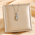 Collar de oso plateado con circón de corazón sobre seda para un estilo elegante y fino - Oso de Plata (8022)