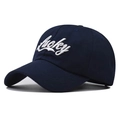 Détail de la broderie blanche lucky sur une casquette de baseball en coton bleu marine - Bleu marine