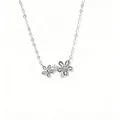 Collar de plata de ley S925 con dos delicados colgantes de flores y cristales brillantes - Oro Blanco