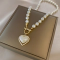 Elegante Perlenkette mit Herzanhänger, Gold-OT-Verschluss und Kristallverzierung - X905 Gold - Herz Perle Stil