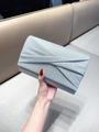 Pochette de soirée pailletée argentée avec design plissé et bandoulière chaîne - Argent