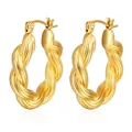 Detalle macro de pendientes de aro trenzados con acabado de alta gama en oro de 18k - 28mmx26mm / Dorado