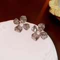 Boucle d'oreille fleur élégante avec pétales en cristal gris et centre en diamant blanc - Gris-Gris Violet Facetté (HE23405)
