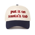 Dettaglio del ricamo rosso Put It on Santa's Tab su cappellino bicolore blu - Crema/Blu Scuro