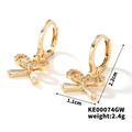 Détail de boucles d'oreilles nœud dorées avec zircons, dimensions 2.2cm par 1.1cm - Style Nœud Papillon (KE00074GW)
