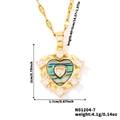 Dettaglio macro della collana cuore con dimensioni 2cm x 1,7cm e intarsio di zirconi - Stile Conchiglia di Abulone Oro (N01204-7)